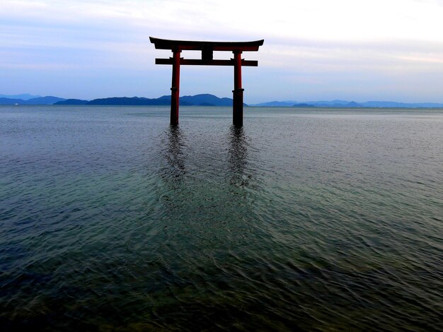 Foto kleine schwimmende torii im biwa-see