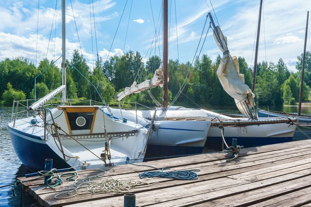 Kleine Segelboote vertäut an einem Holzsteg