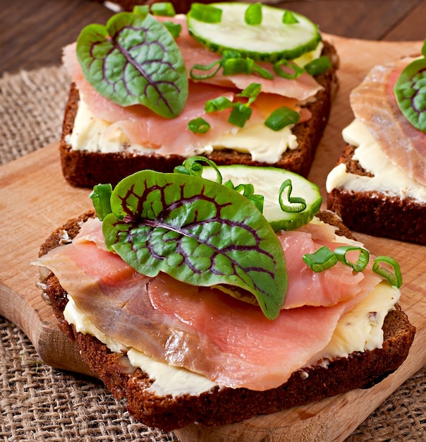 Kleine Snacks Sandwiches mit salzigem Lachs