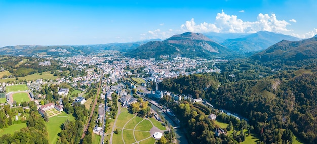 Kleine Stadt Lourdes in Frankreich