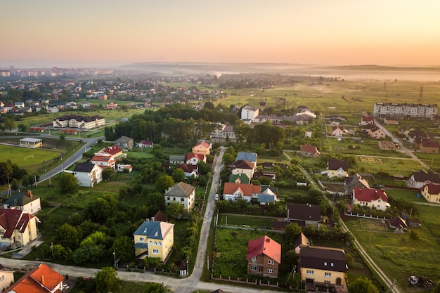 Kleine Stadt oder Dorf mit Reihen von Wohnhäusern und grünen Bäumen.