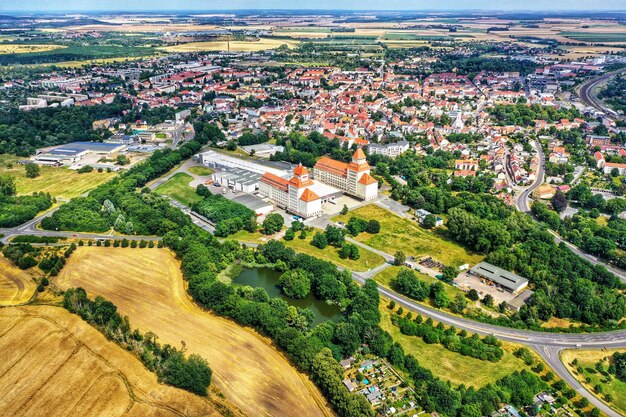 Kleine Stadt Wurzen mit Fabrikwerk Hochwinkelansicht auf die Stadtlandschaft