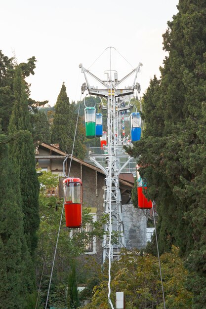 Foto kleine städtische seilbahn zum darsan-hügel in der stadt jalta