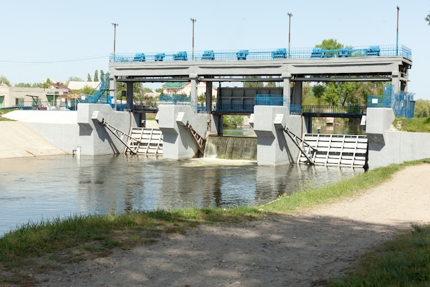 Kleine Staudamm am Fluss Charkow in der Stadt Charkow