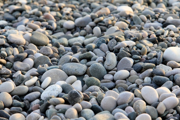 Kleine Steine am Meer