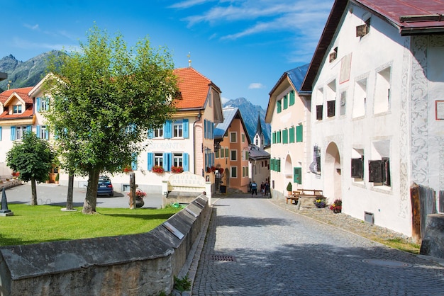 Kleine Straße von Häusern im Dorf auf den Schweizer Alpen