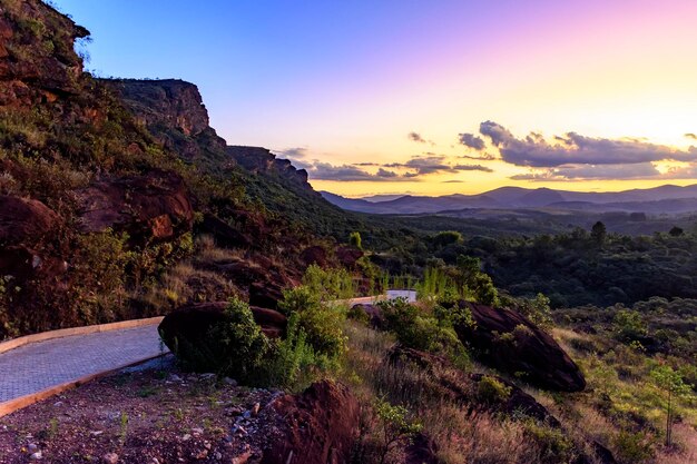 Kleine Straße zwischen den Felsen und den Bergen von Lavras Novas Gemeinde Ouro Preto Minas Gerais