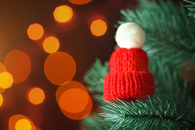 Kleine Strickmütze auf dem Weihnachtsbaum