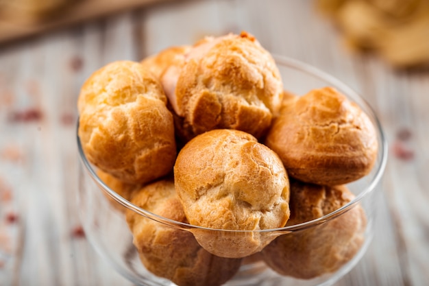 Kleine süße Dessertprofiteroles in einem Glas