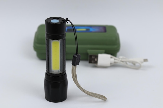 Kleine Taschenlampe mit LED-Licht und USB wiederaufladbar