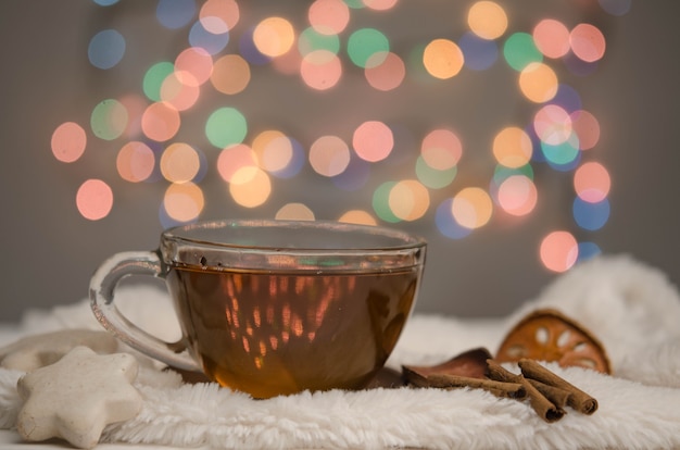 Kleine Tasse Tee, Lebkuchen und Gewürze