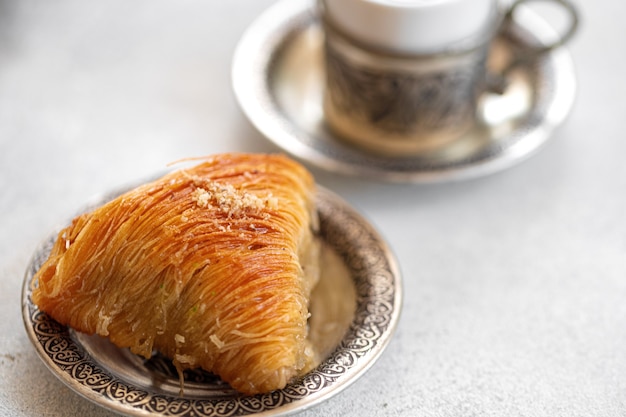 Kleine Tasse türkischer Kaffee und türkisches Baklava