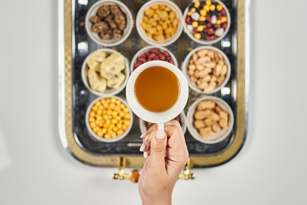 Kleine Tassen mit Iftar-Süßigkeiten und Snacks