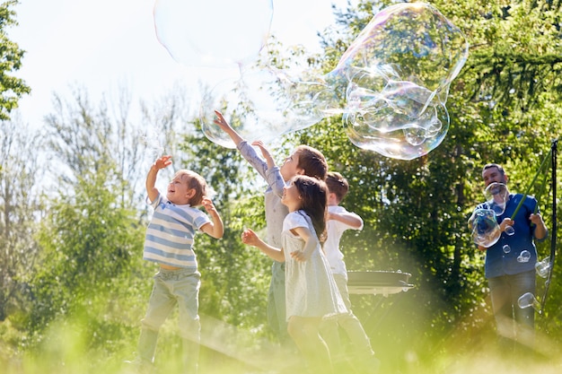 Kleine Teilnehmer der Soap Bubble Show