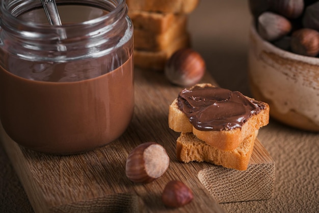 Kleine Toasts mit süßem Haselnuss-Schokoaufstrich zum Frühstück