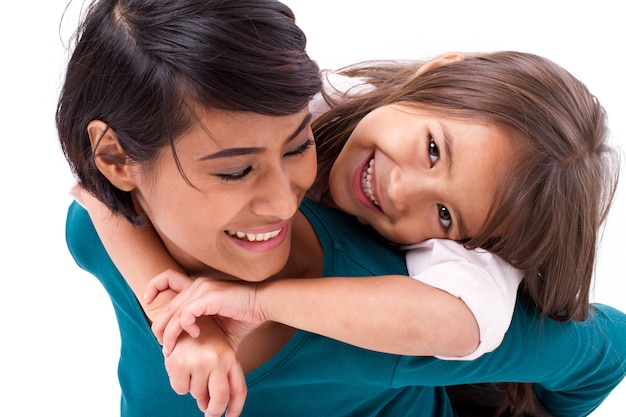 Kleine Tochter, die ihre Mutter, Konzept der glücklichen Familie oder Liebe umarmt