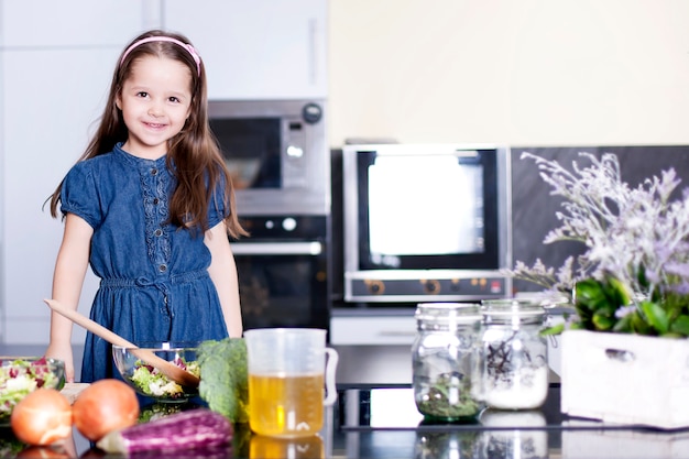 Kleine Tochter, die in der Küche kocht