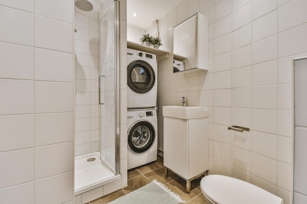 Kleine Toilette in moderner Wohnung