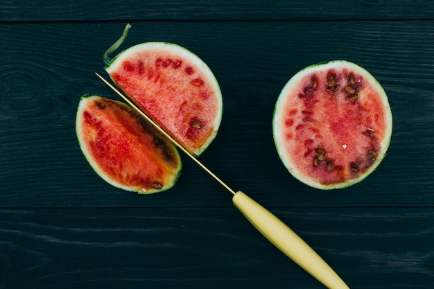 Foto kleine wassermelone auf holztisch