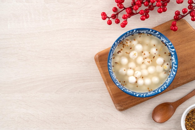 Kleine weiße Tangyuan mit süßem Osmanthus-Honig und Sirupsuppe