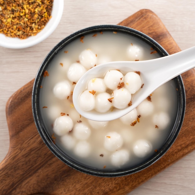 Kleine weiße Tangyuan mit süßem Osmanthus-Honig und Sirupsuppe