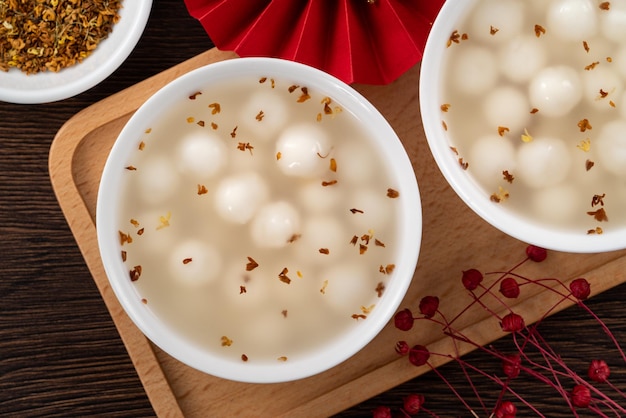 Kleine weiße Tangyuan mit süßem Osmanthus-Honig und Sirupsuppe