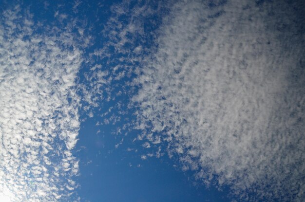 Kleine weiße Wolken