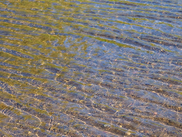 kleine Wellen auf der Wasseroberfläche