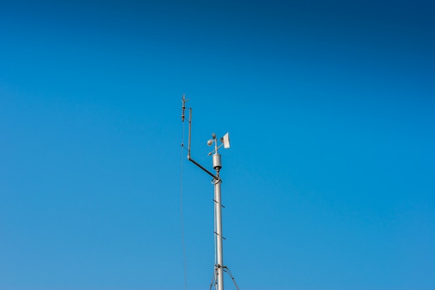 Kleine Wetterstation, die die örtlichen Verhältnisse aufzeichnet