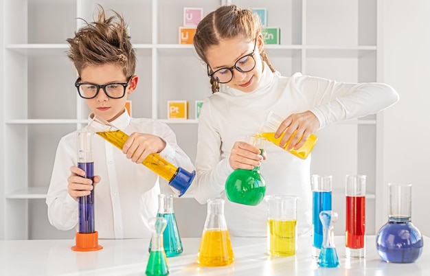 Kleine Wissenschaftler, die chemische Experimente durchführen