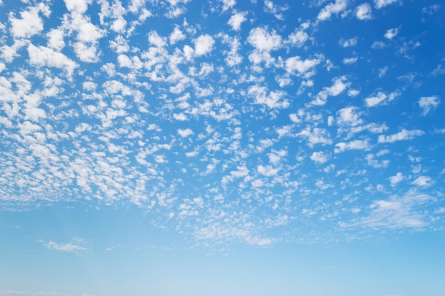 Kleine Wolken und blauer Himmel