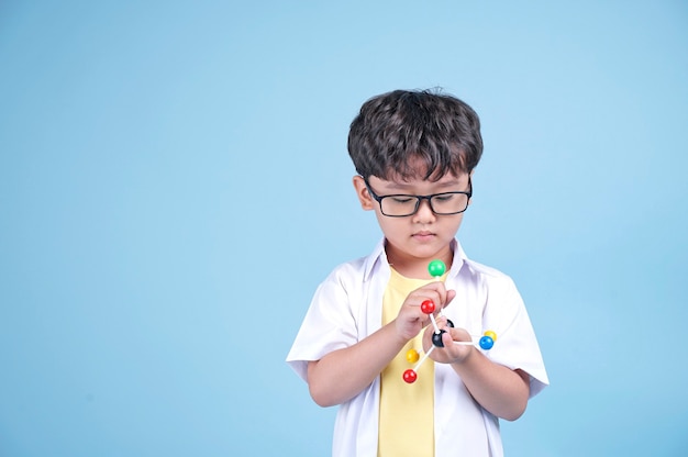 Kleiner asiatischer Junge lear Wissenschaft mit weißer Bluse