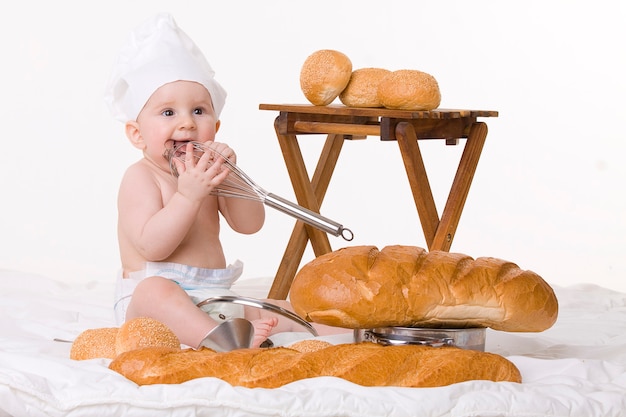 Kleiner Babykoch, Baguette und Brot auf Weiß