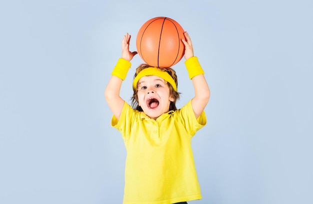 Kleiner Basketballspieler in Sportkleidung, der einen Ball wirft. Junge in Sportuniform, der Basketballsport spielt