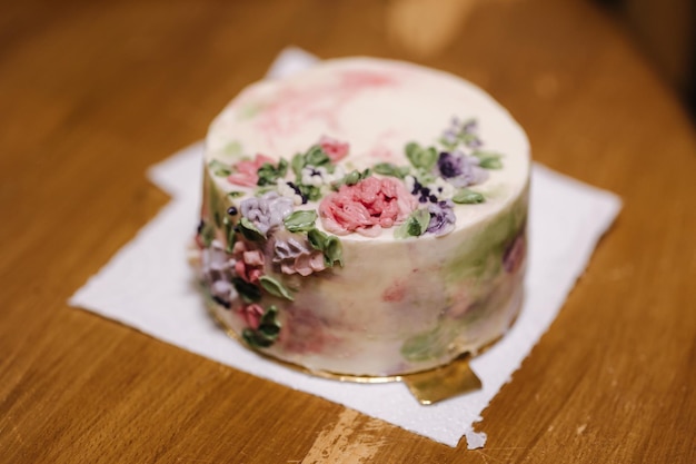 Kleiner Bento-Kuchen verziert mit Zuckerblumen als Geschenk für die Festtagstorte für eine Person