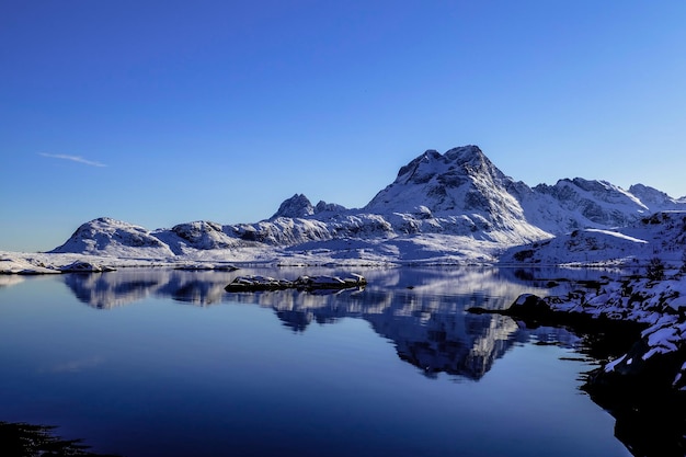 Kleiner Berg auf den Tind Lofoten Inseln