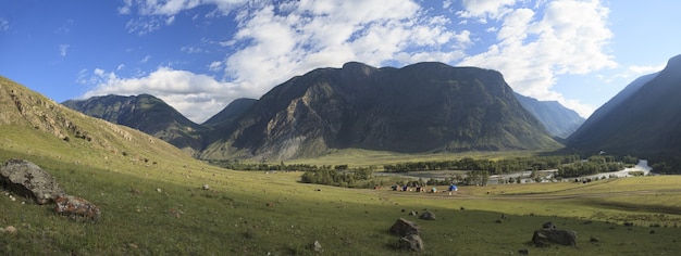 Kleiner Campingplatz am Ufer des Flusses Chulyshman in Altai