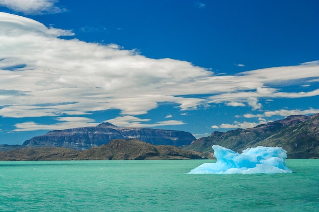 Kleiner Eisberg auf einem See in Patagonien