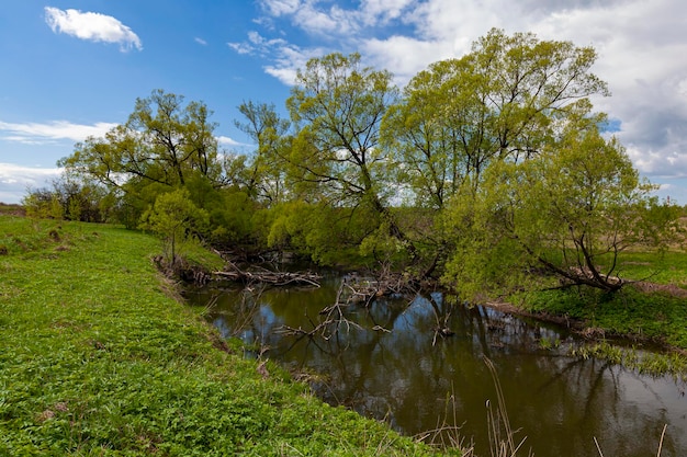 Kleiner Fluss mit Himmelreflexion Russland