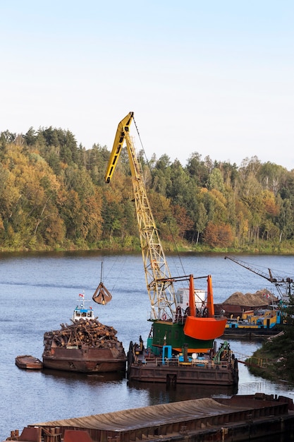 Kleiner Flusshafen, in dessen Gebiet das Holz leer ist. Sommerlandschaft