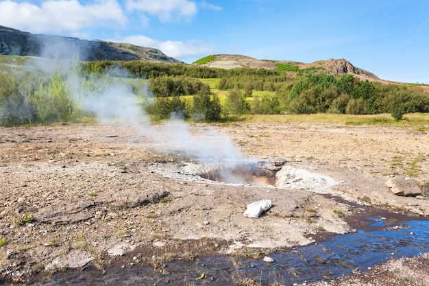 Kleiner Geysir im Gebiet der heißen Quellen von Haukadalur