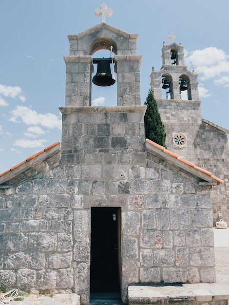 Kleiner glockenturm der kirche der heiligen dreifaltigkeit budva, montenegro