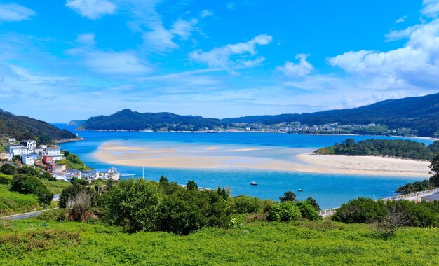 Kleiner Hafen und Fischerdorf, Porto do Barqueiro, Galicien, Spanien. Sommermeerküstenlandschaft.