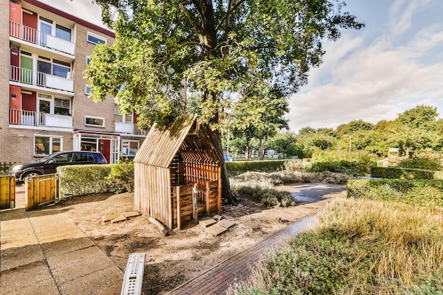 Kleiner Hinterhof mit vielen Bäumen und Natur