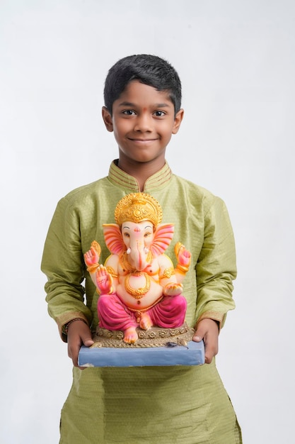 Kleiner indischer Junge mit Lord Ganesha Feiert das Ganesha-Fest