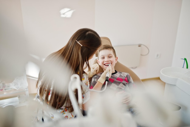 Kleiner Junge am Zahnarztstuhl Kinder zahnärztlich