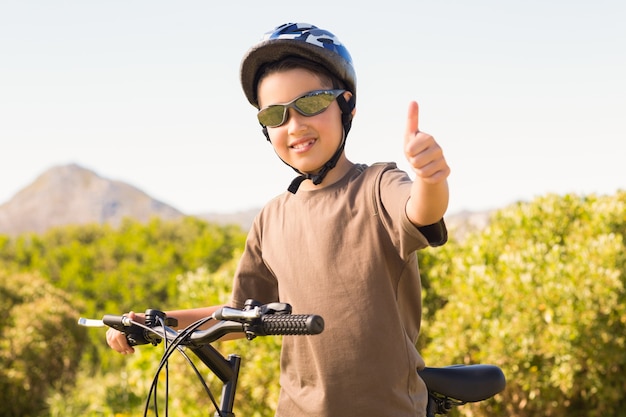 Kleiner Junge auf einer Fahrradfahrt