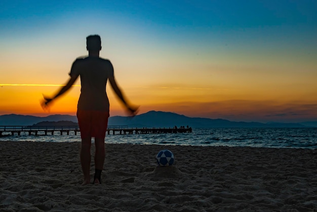 Kleiner Junge beim Sport am Strand von Florianopolis Brasilien