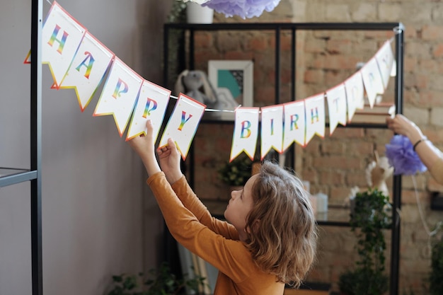 Foto kleiner junge bereitet sich auf den geburtstag vor