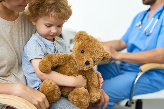 Kleiner Junge, der Doktor besucht